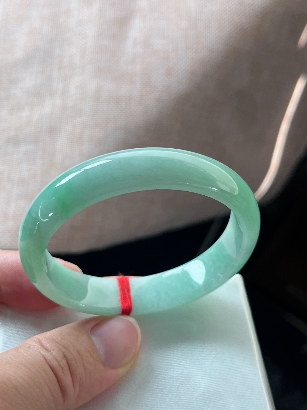 八号贵妃手镯，底色清爽，一点皮纹不影响