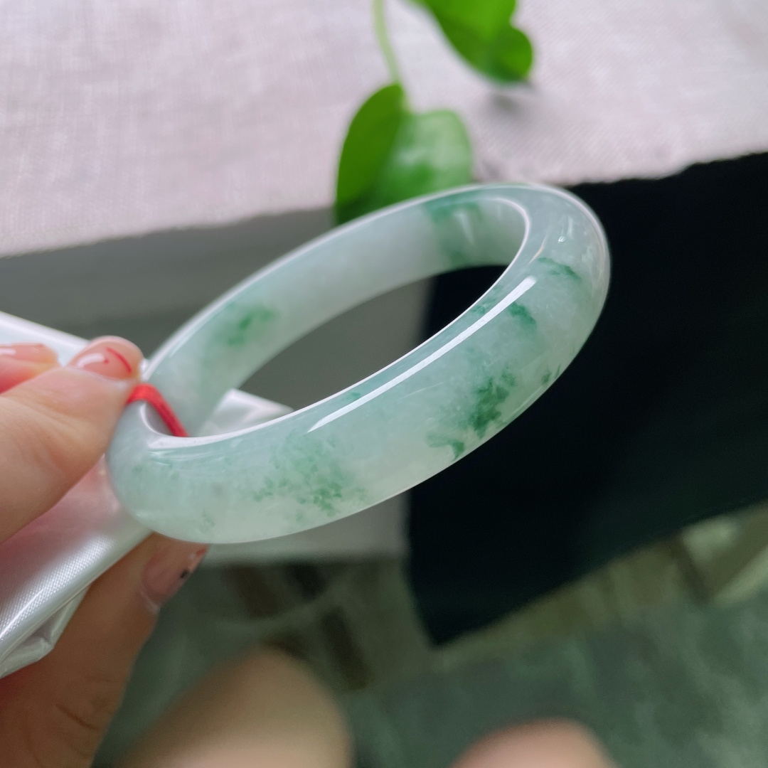 56/12.3/9，圈花正圈，底子温润细腻，花随镯身流转，飘逸灵动，清冷雅致，无裂，ss53094a