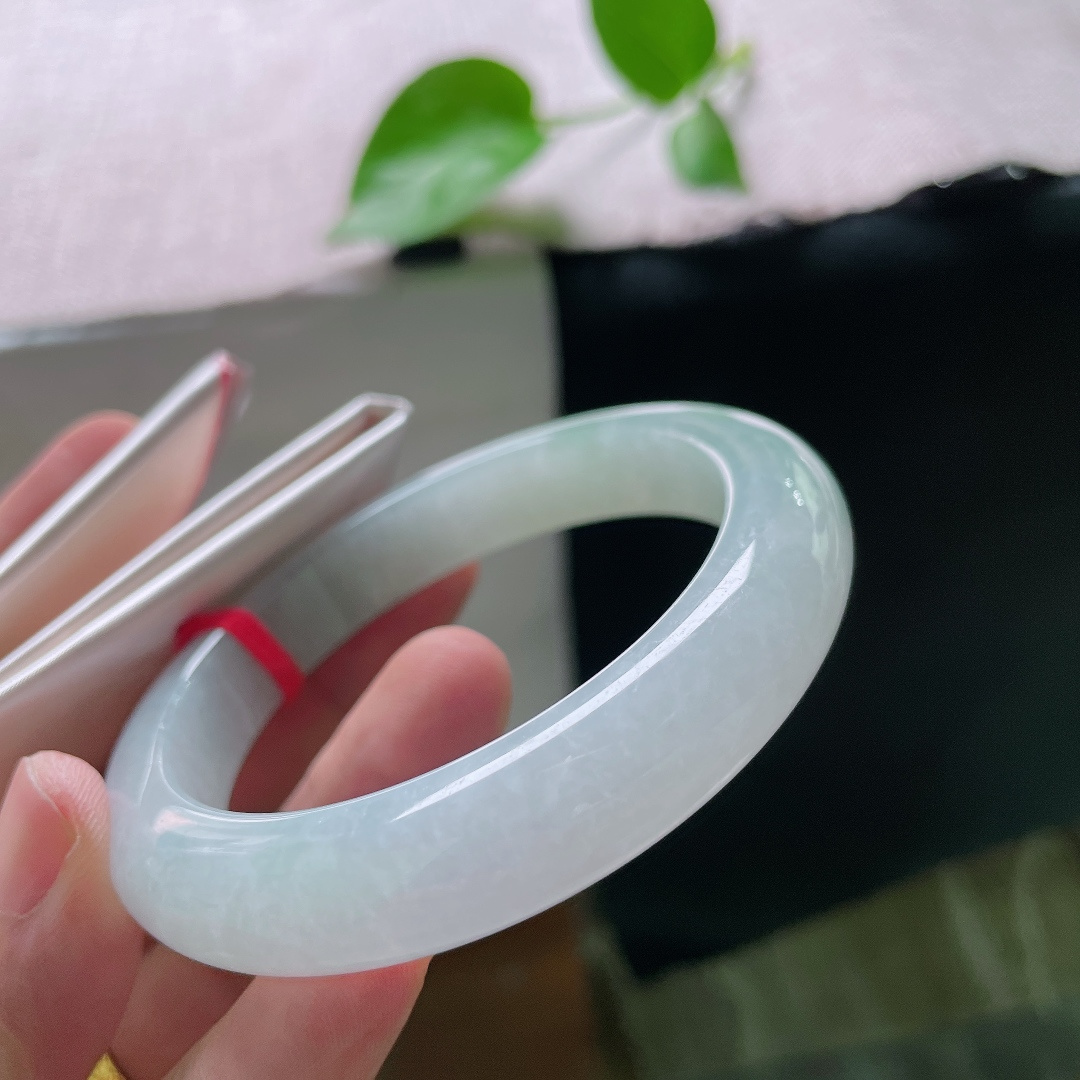 56.8/11.8/9.1淡绿底正圈，水润细腻，温润如玉，简约大方。无裂，ss50067a