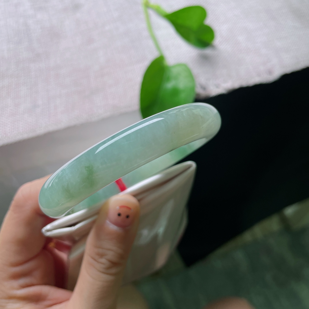 56.3/12/8.6，飘花正圈，几抹飘花点缀，沉稳内敛，水润细腻，无裂，ss52282a