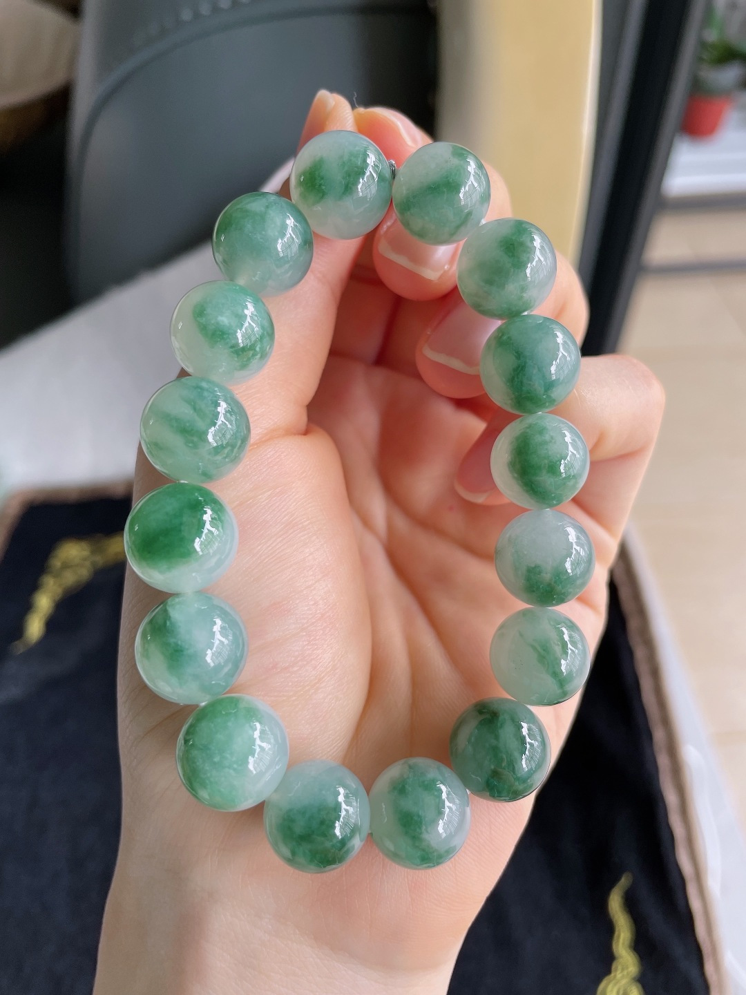 天然翡翠A货，冰飘花手串，尺寸：12.5mm。【编2848】