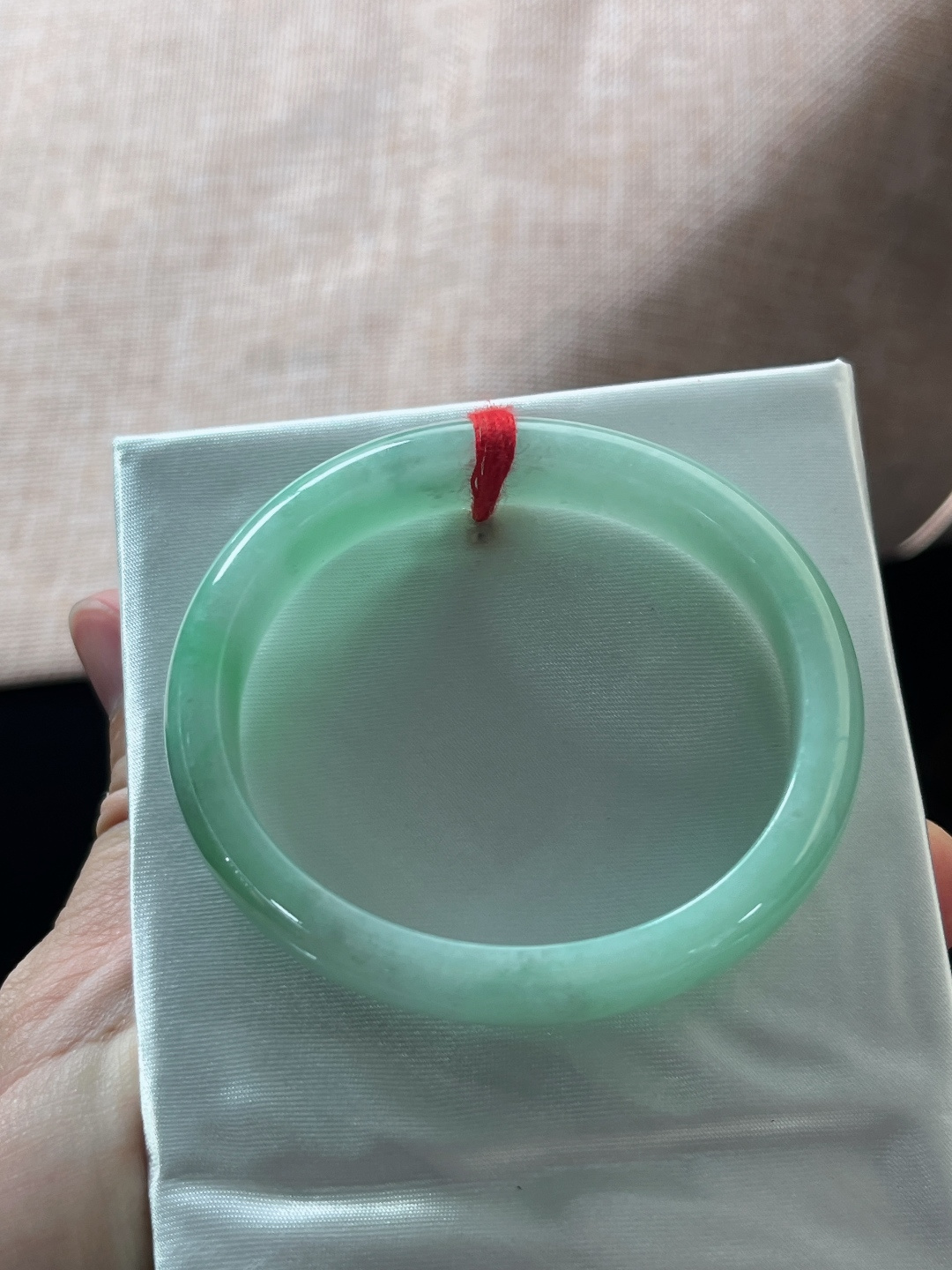 八号贵妃手镯，底色清爽，一点皮纹不影响