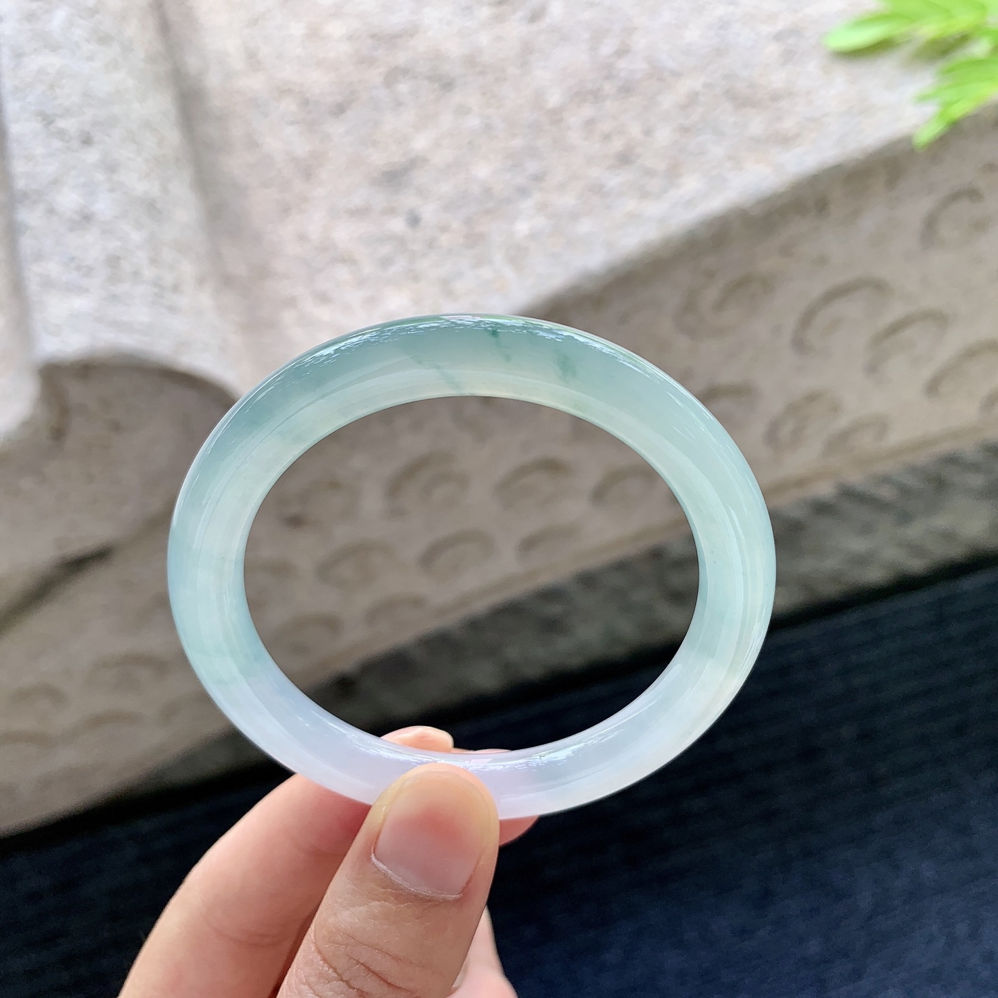 圆条51 52【圈口】52.6/8/8.2【编码】G7062324【描述】糯冰飘花，水润，种老，细腻，打灯有棉线