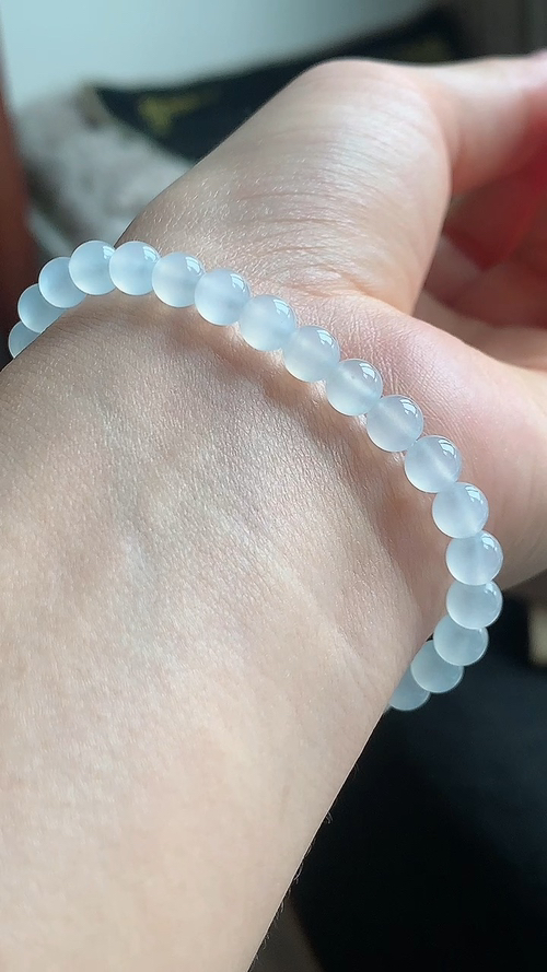 天然翡翠，冰胶手串，底子细腻 尺寸5.8 ae616