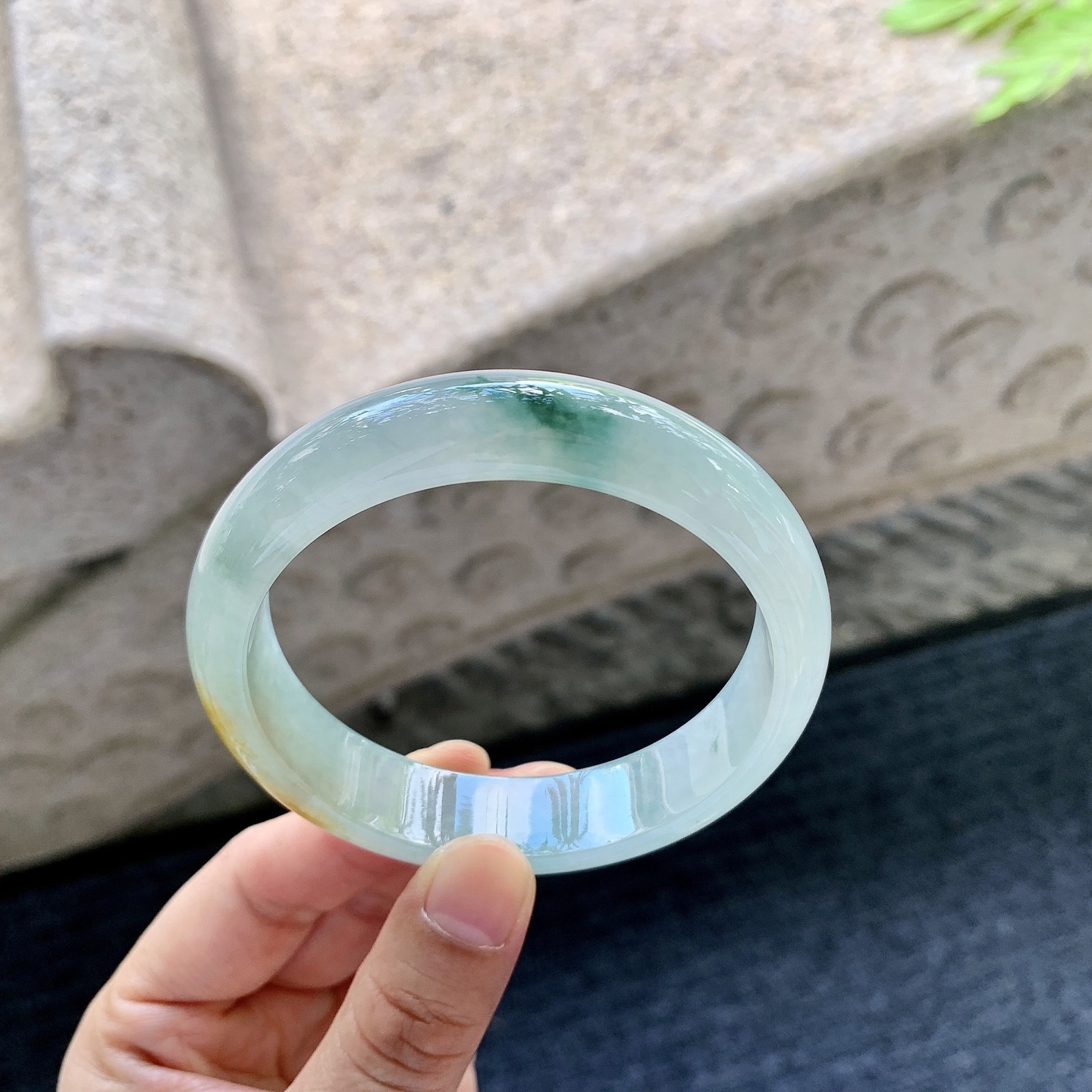 正圈56 57【圈口】57.5/13.6/7.5【编码】WW062310【描述】糯冰飘黄翡，飘花，水润，种老，细腻，无裂