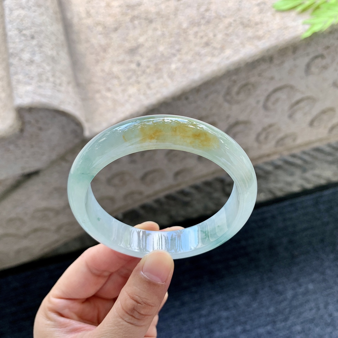 正圈56 57【圈口】57.5/13.6/7.5【编码】WW062310【描述】糯冰飘黄翡，飘花，水润，种老，细腻，无裂