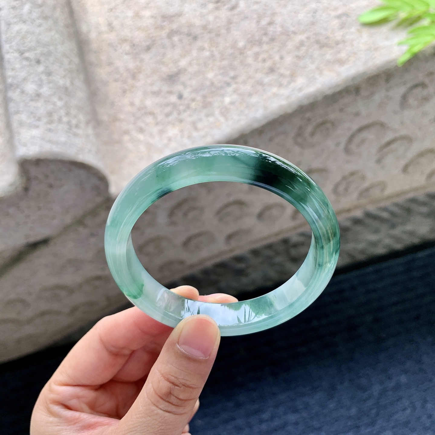 正圈55，【圈口】55/12/7.3，【编码】A2062303，【描述】冰糯飘绿，水润，种老，细腻，打灯有絮线