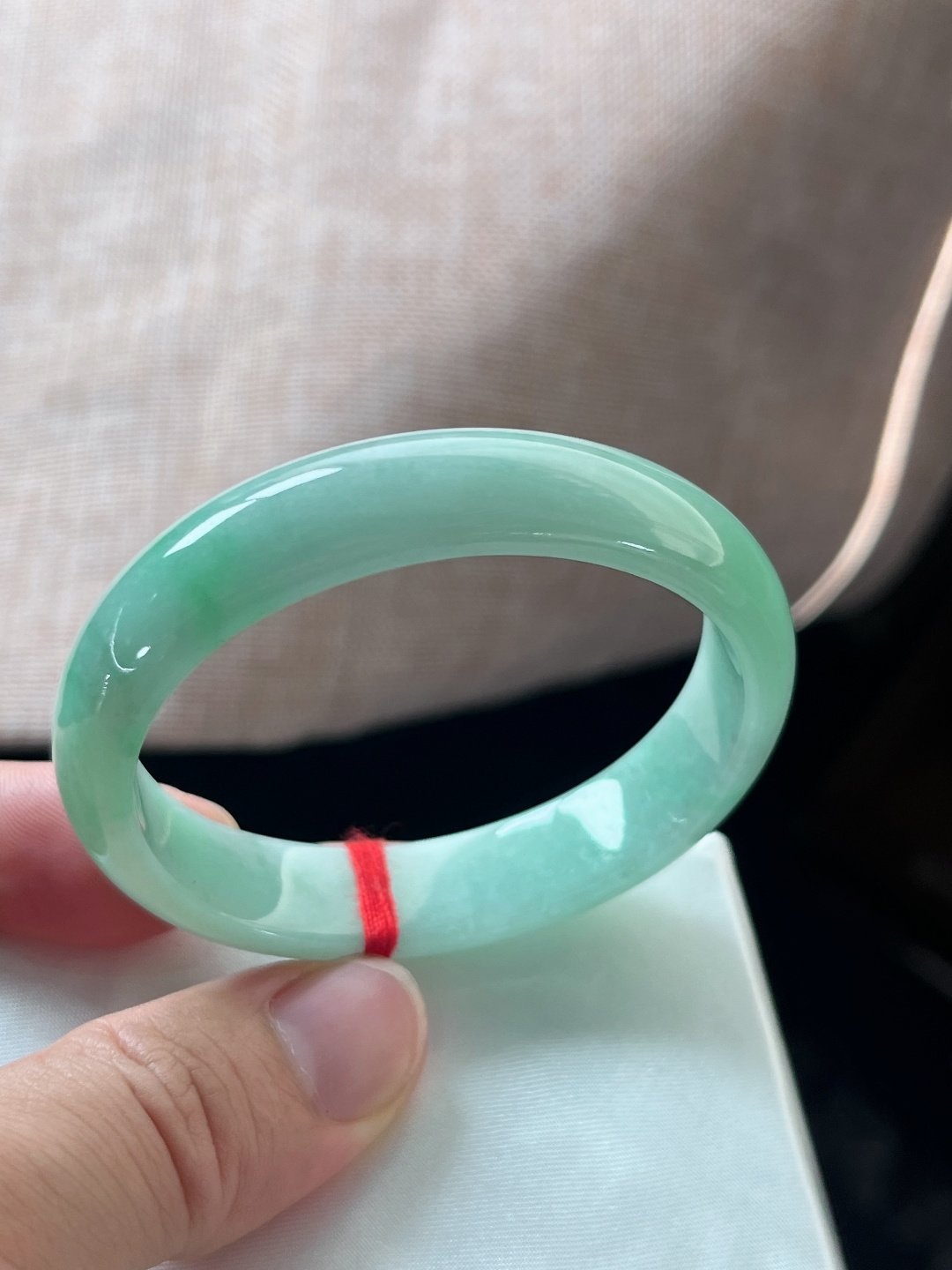 八号贵妃手镯，底色清爽，一点皮纹不影响
