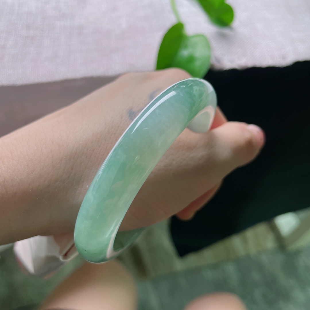 56.3/12/8.6，飘花正圈，几抹飘花点缀，沉稳内敛，水润细腻，无裂，ss52282a