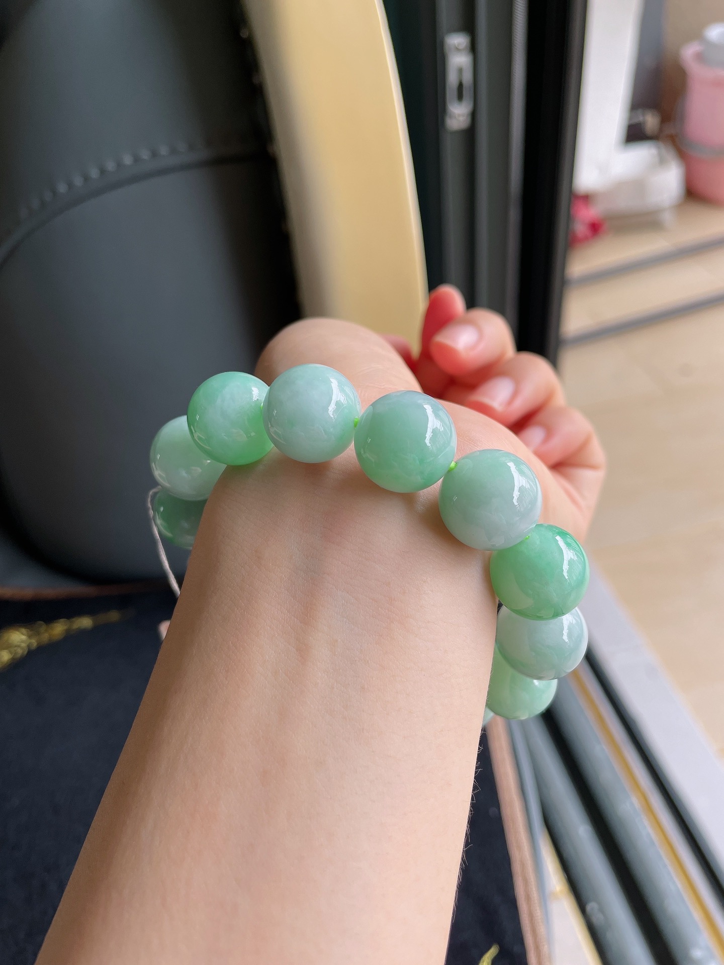缅甸天然翡翠A货，春带彩手串，大颗粒，尺寸：15.2mm。-184