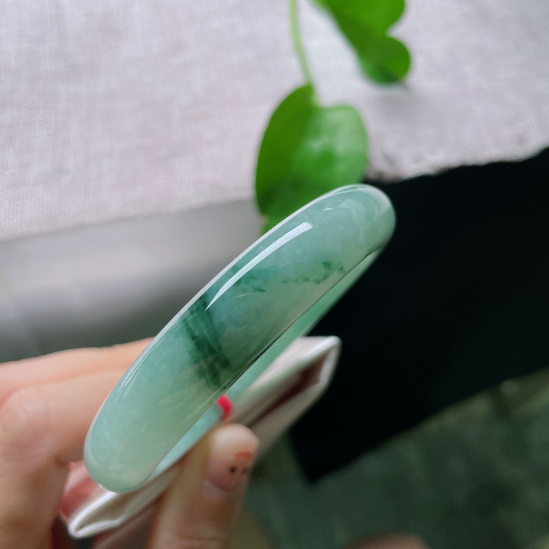 56/12/8.3，飘花正圈，一侧携丝缕浓绿花，如水墨轻晕清雅温柔，无裂，ss52289a