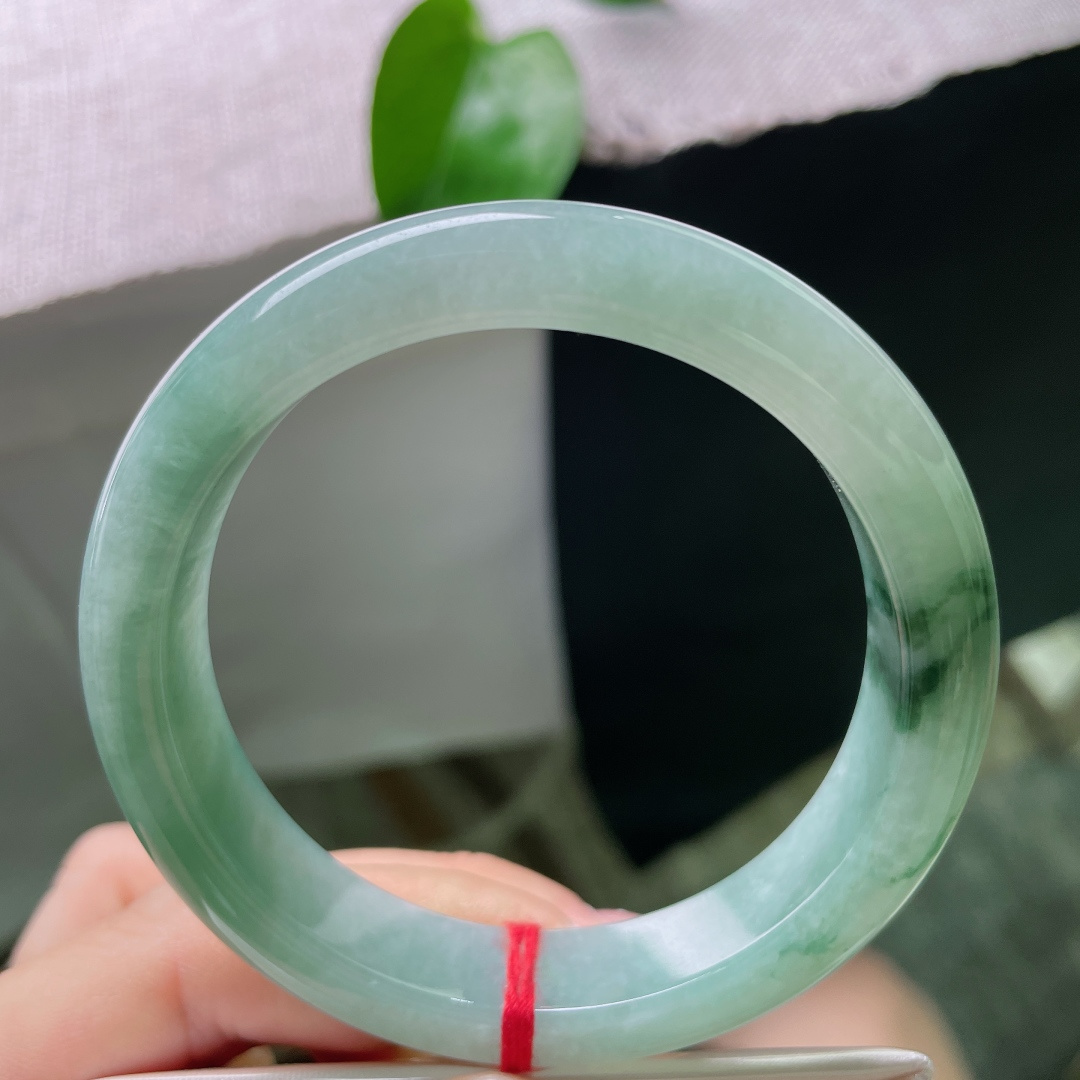56/12/8.3，飘花正圈，一侧携丝缕浓绿花，如水墨轻晕清雅温柔，无裂，ss52289a