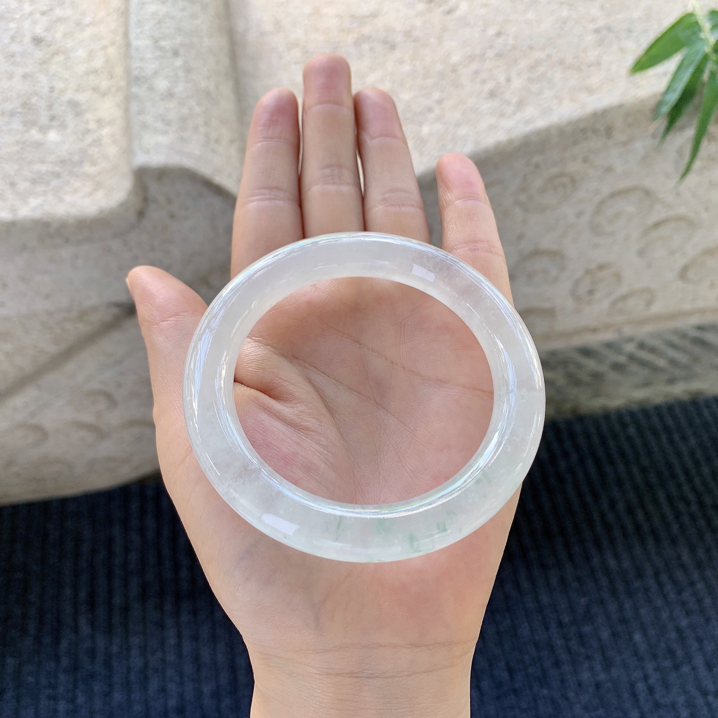 圆条55 56，冰种飘绿，清透，水润，种老，细腻，无裂