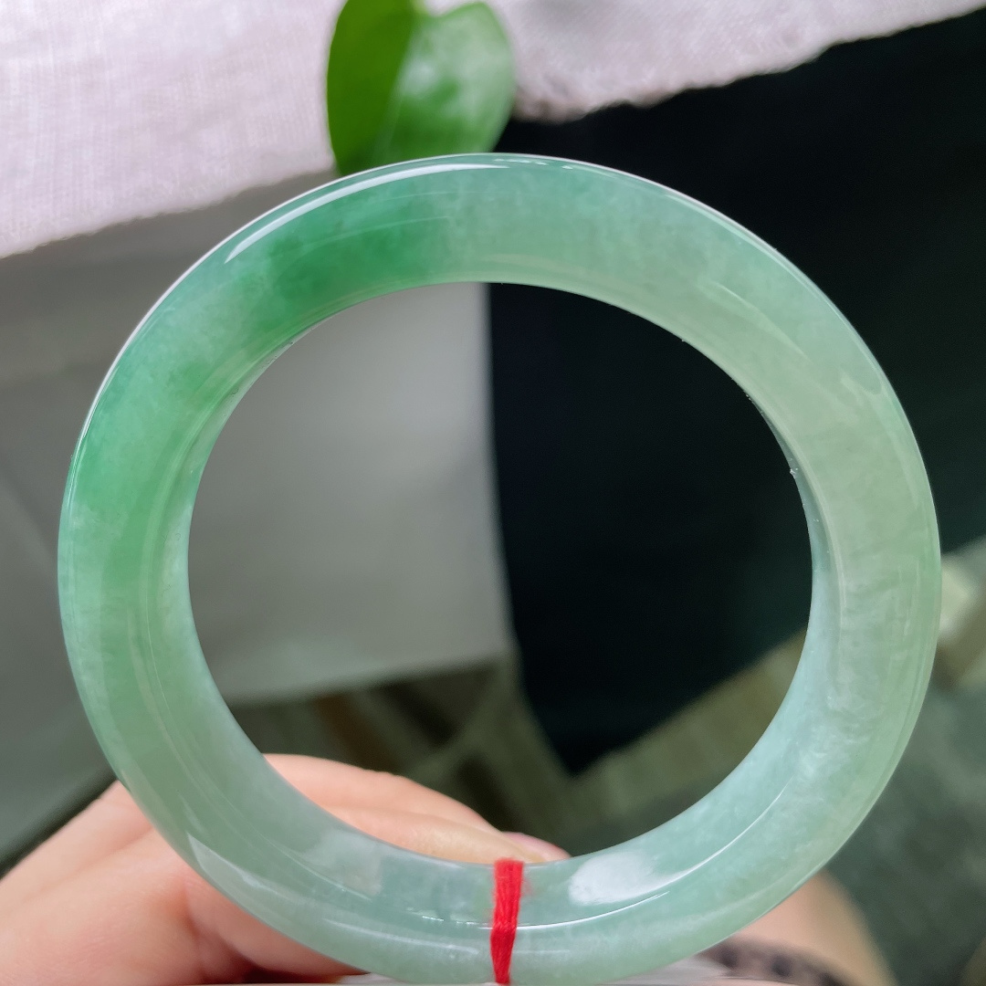 59.8/11.4/10.2，绿底正圈，冰润满圈晴水绿，通体匀净通透，柔光似水清新雅致，无裂，ss5