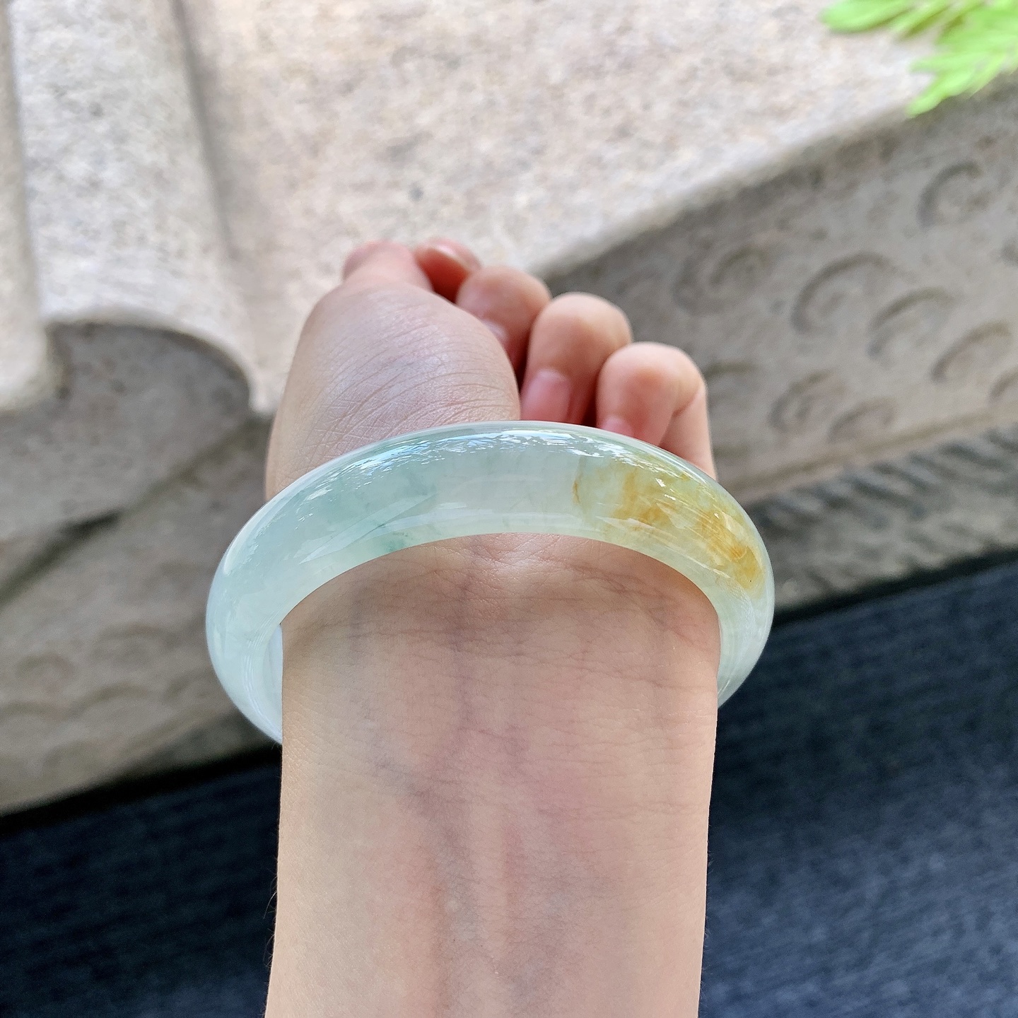 正圈56 57【圈口】57.5/13.6/7.5【编码】WW062310【描述】糯冰飘黄翡，飘花，水润，种老，细腻，无裂