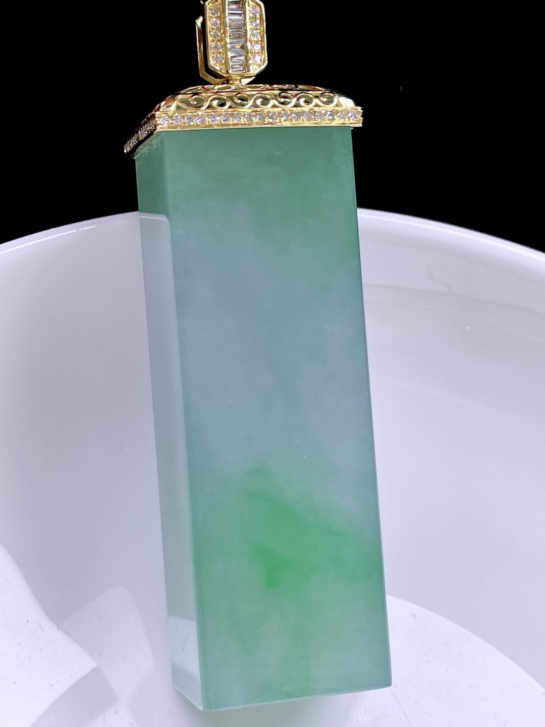 冰飘绿花平安柱 花色灵动，种老肉厚，18k金镶嵌 整体：56.3 裸石：46/15.5/13.5