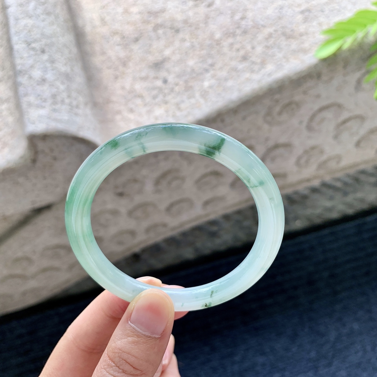 圆条53 54【圈口】54.9/7.6/8【编码】Q5062317【描述】细糯飘绿，水润，种老，细腻，无裂