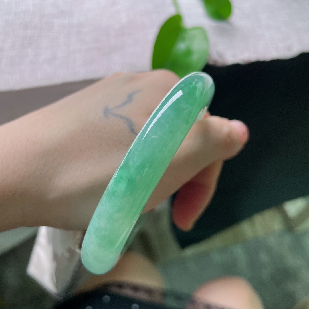 59.8/11.4/10.2，绿底正圈，冰润满圈晴水绿，通体匀净通透，柔光似水清新雅致，无裂，ss53422a
