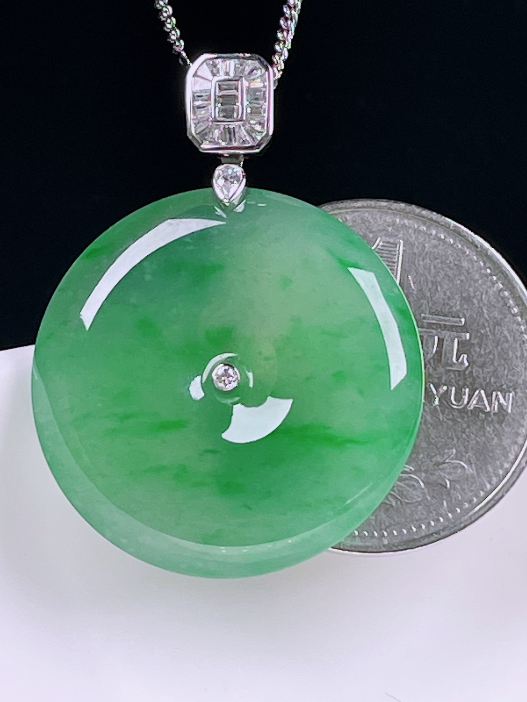 ️冰绿平安扣，老种起光，细底通透，尺寸：35/26.8/5.6mm0622
