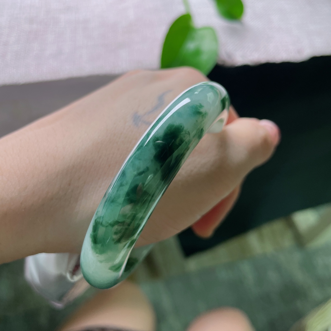 55.2/12.2/8.8，圈花正圈，玉质细腻软糯，水头好，种老，戴一身东方风雅，无裂，ss53897a