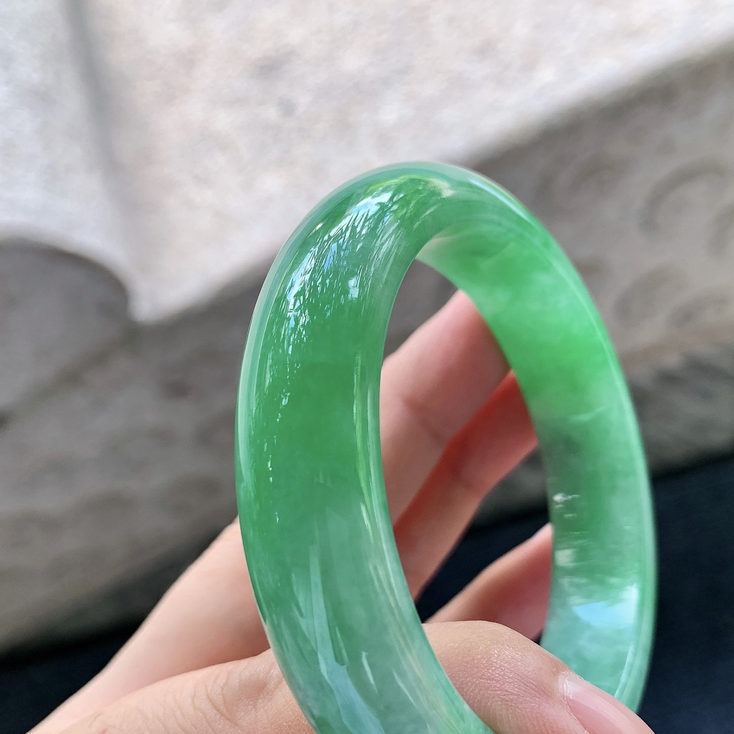 正圈 圈口52/12.6/8 编码A2062304 描述辣阳绿，水润，种老，细腻，打灯有棉纹，无碍