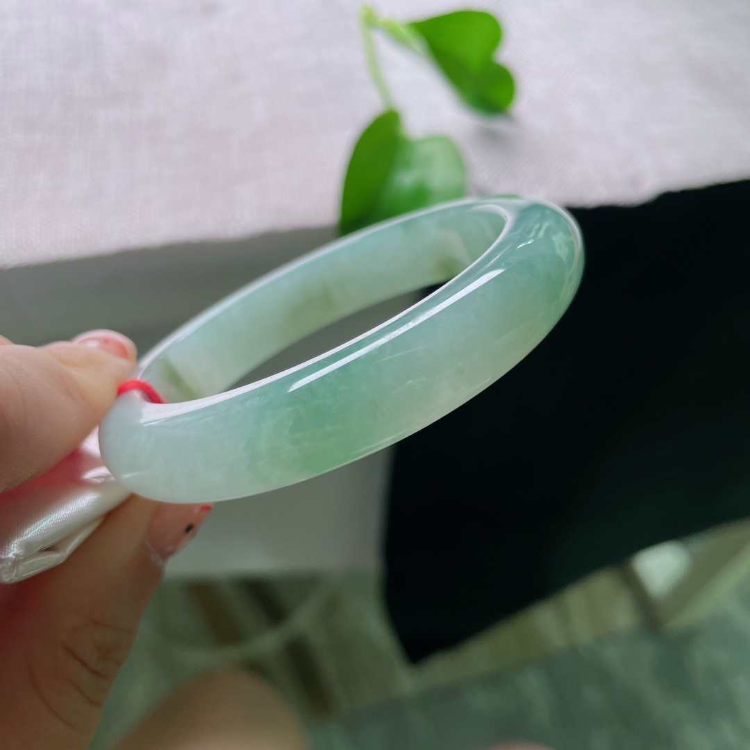 56.3/12/8.6，飘花正圈，几抹飘花点缀，沉稳内敛，水润细腻，无裂，ss52282a