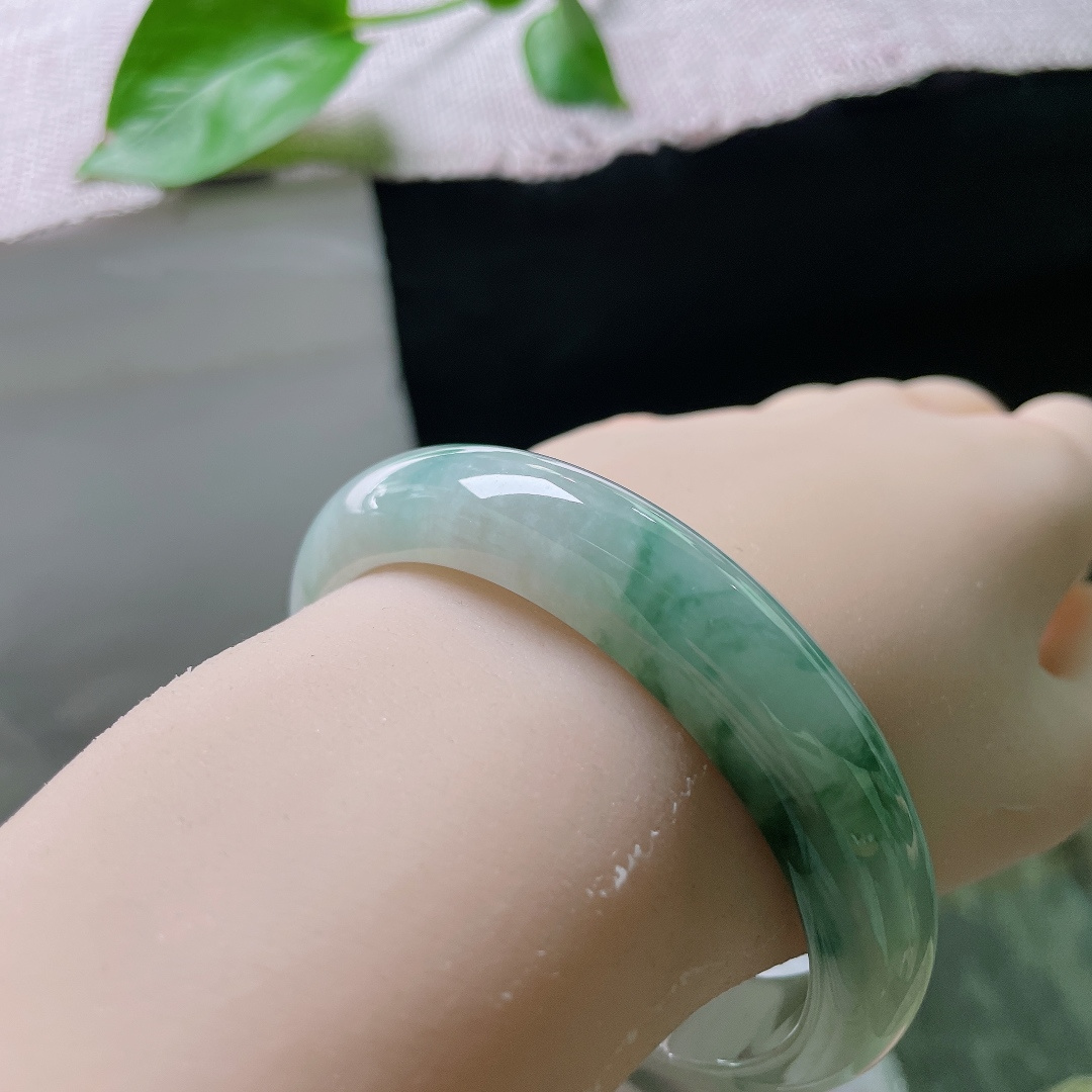 60.2/13/8.1，飘花正圈，细腻，腕间一镯，藏尽江南烟雨 ，把山水画戴在手上 ，无裂，ss54234a