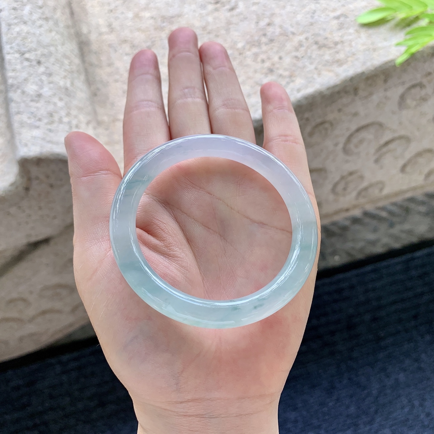 圆条51 52【圈口】52.6/8/8.2【编码】G7062324【描述】糯冰飘花，水润，种老，细腻