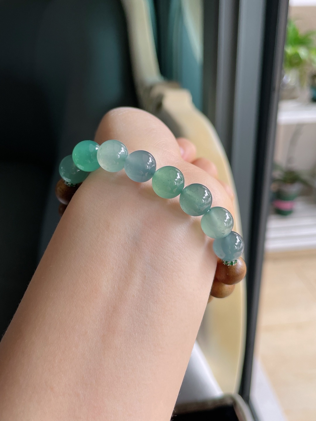天然翡翠A货，冰多宝圆珠搭配沉香木手串，尺寸：10mm。【编3680】