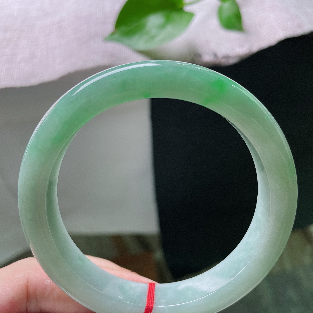 58.3/12.4/8.9飘绿正圈，细腻，一抹飘绿，腕间清润诗意，一点皮纹，ss52553a