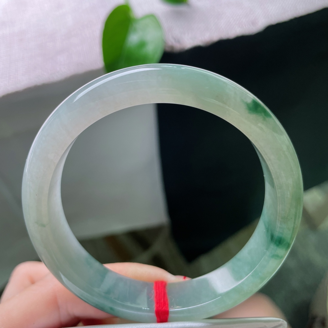 60/13/8.7，飘花正圈，冰润种老，镯身晕染一团浓绿飘花，如水墨入玉清逸雅致，无裂，ss5423