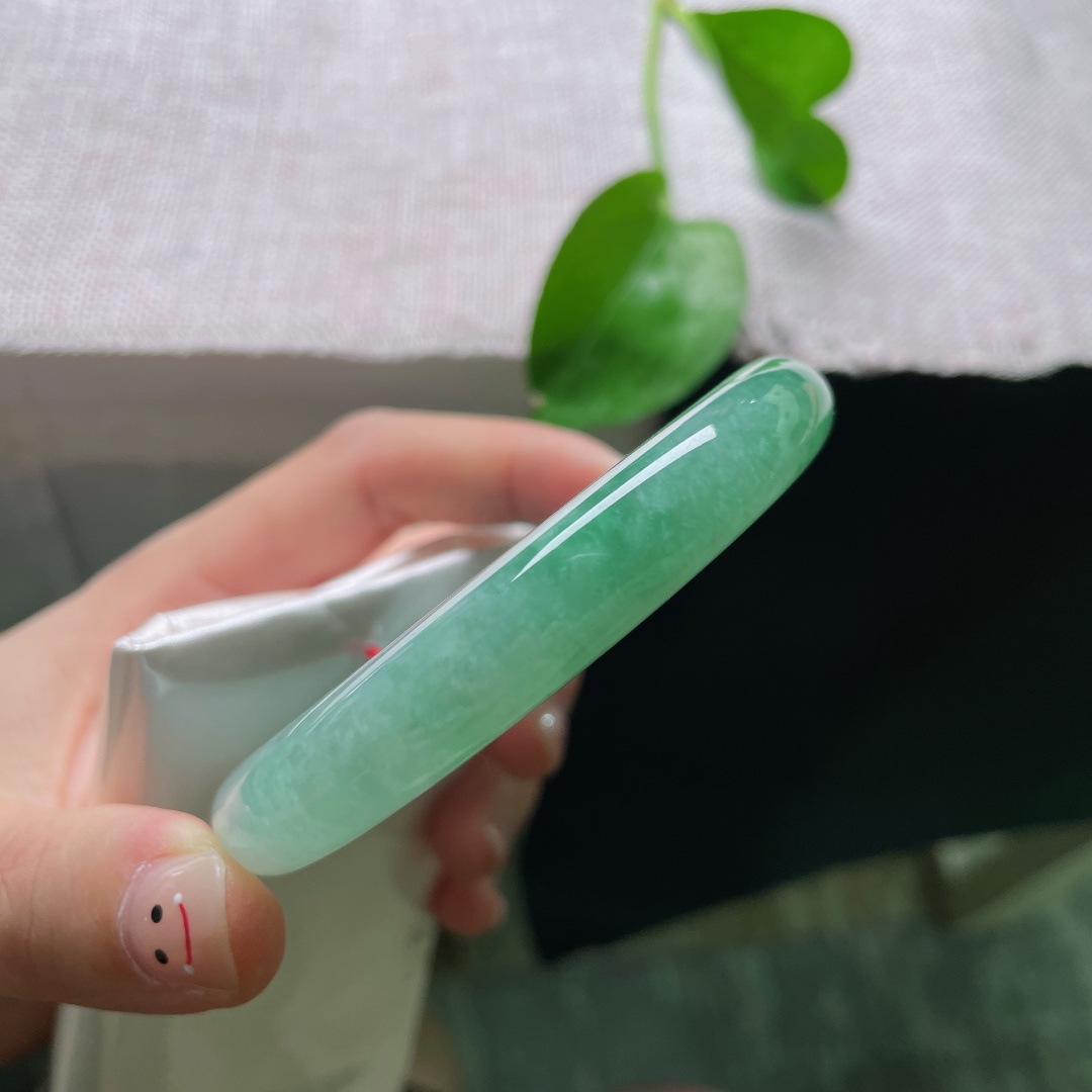 59.8/11.4/10.2，绿底正圈，冰润满圈晴水绿，通体匀净通透，柔光似水清新雅致，无裂，ss53422a