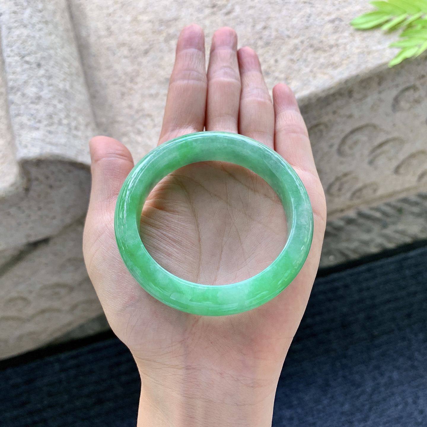 正圈 圈口52/12.6/8 编码A2062304 描述辣阳绿，水润，种老，细腻，打灯有棉纹，无碍
