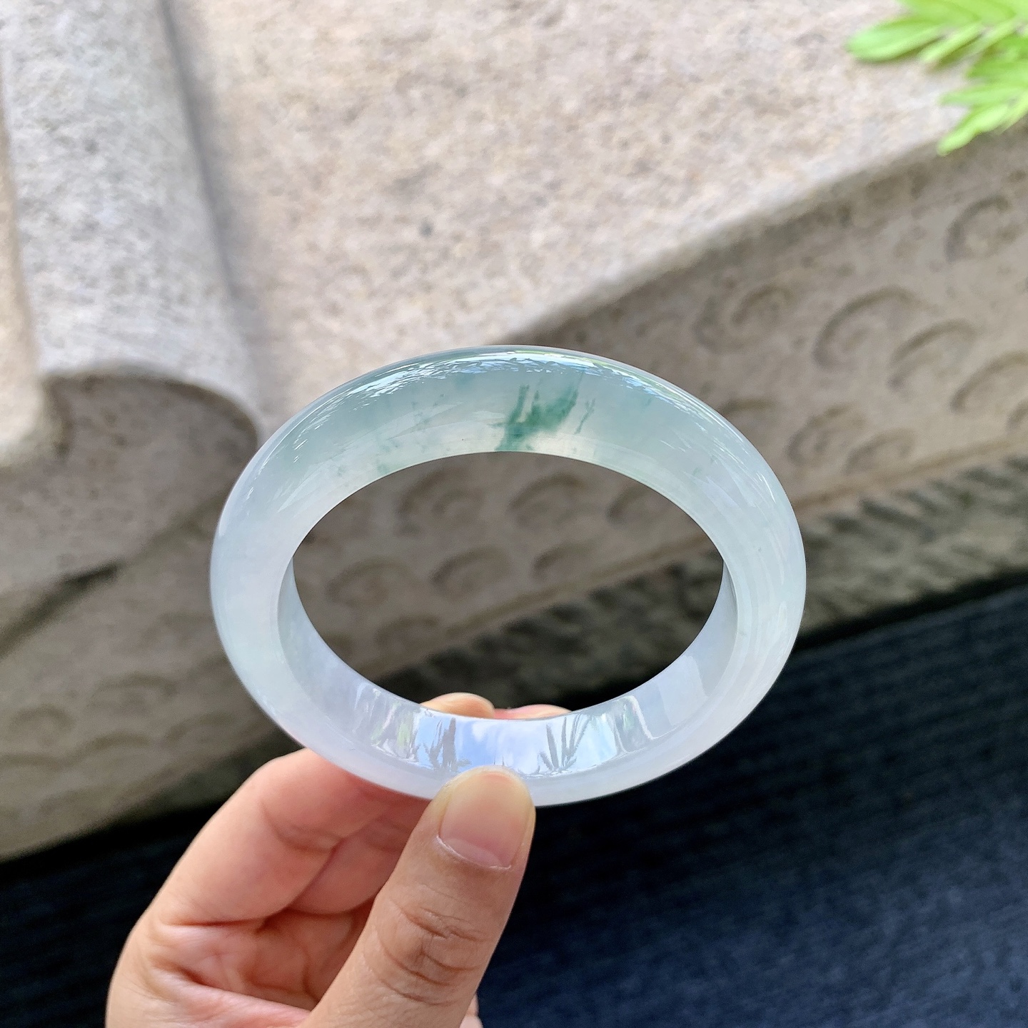 正圈55 56【圈口】56.4/12.3/9.2【编码】G6062338【描述】冰糯飘花，清透，水润，种老，细腻，无裂