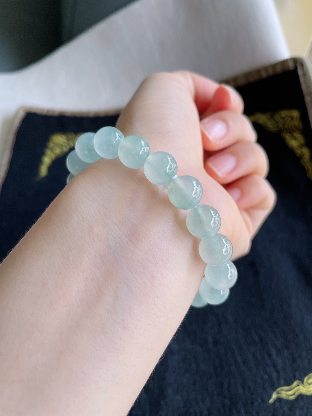 缅甸天然翡翠A货，冰淡绿手串，尺寸：9.7mm。【编4301】