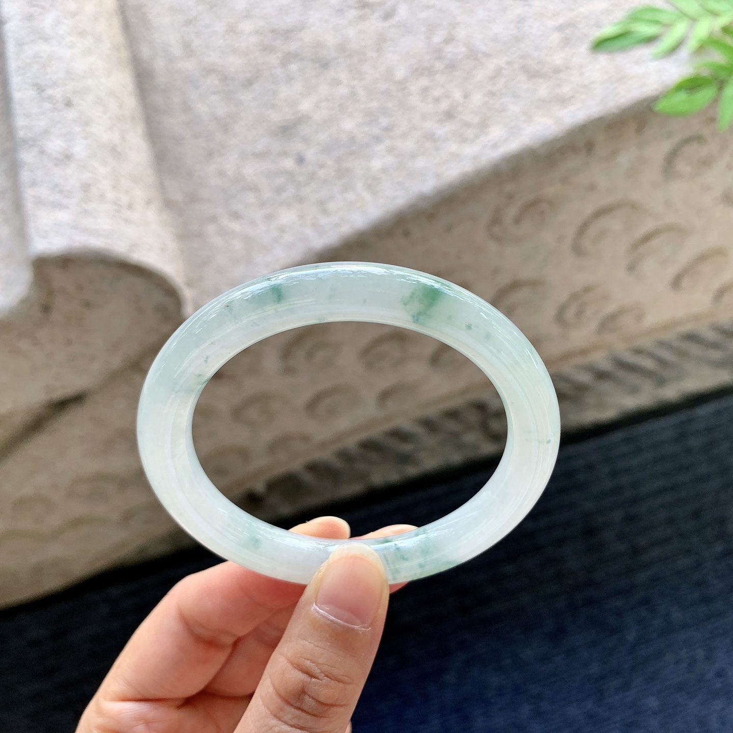 圆条52 53【圈口】53.7/8.8/8.5【编码】Q5062006【描述】糯冰飘花，水润，种老，细腻，打灯有内絮线