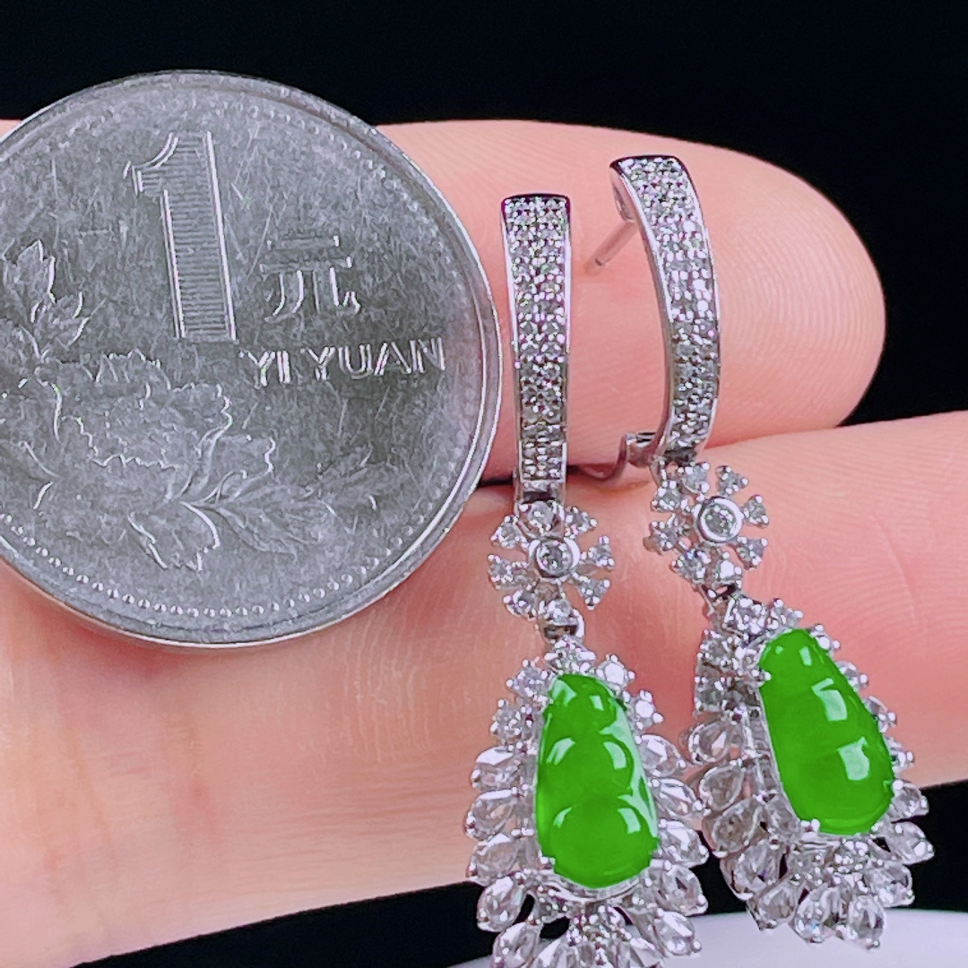 ️辣绿耳坠，老种起光，细底通透，尺寸：33.4/9.8/7mm0622