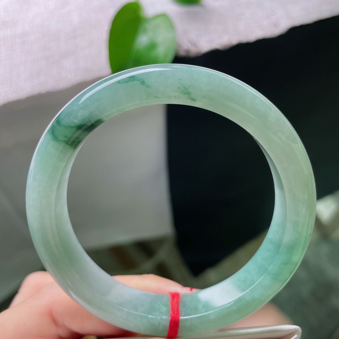 56/12/8.3，飘花正圈，一侧携丝缕浓绿花，如水墨轻晕清雅温柔，无裂，ss52289a