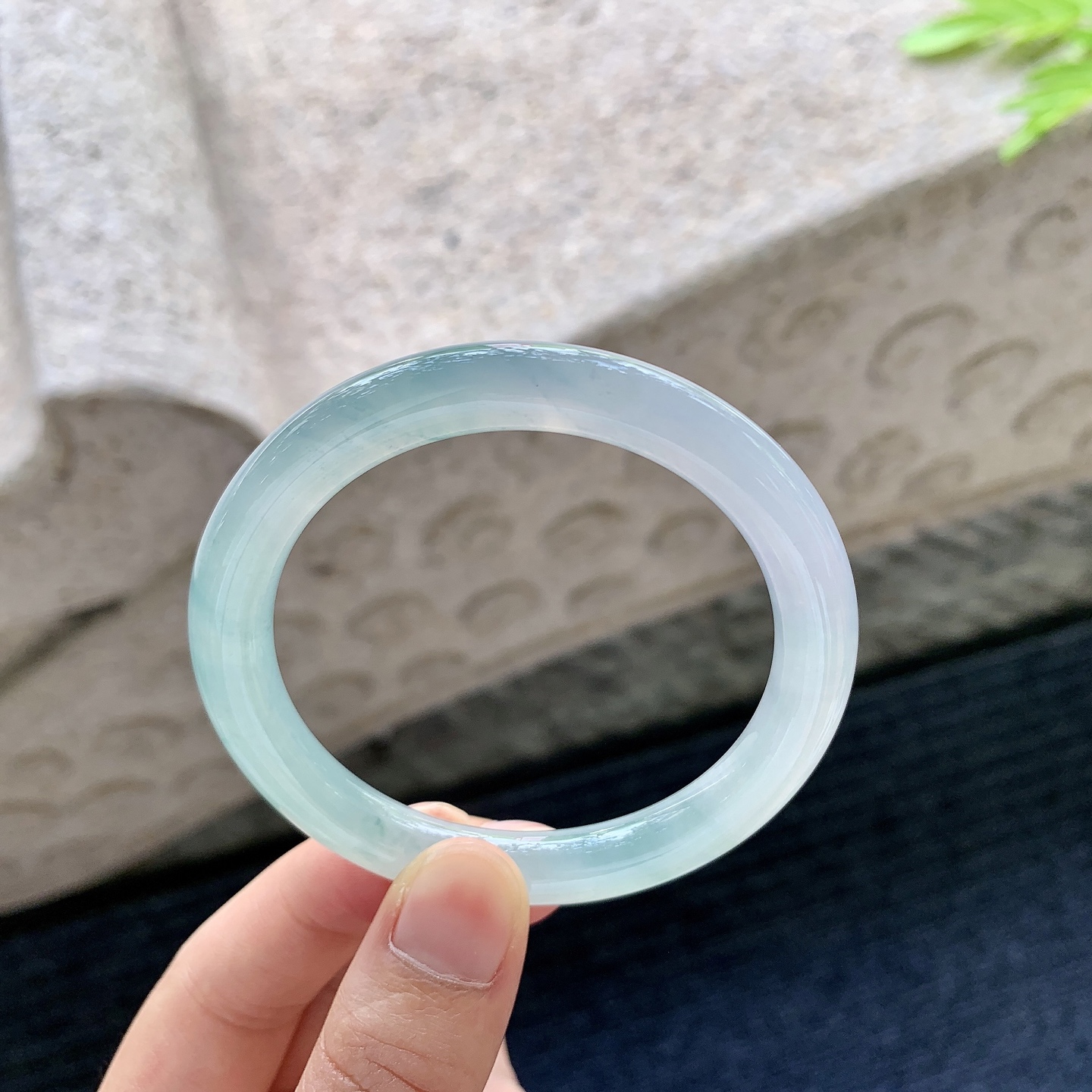 圆条51 52【圈口】52.6/8/8.2【编码】G7062324【描述】糯冰飘花，水润，种老，细腻，打灯有棉线