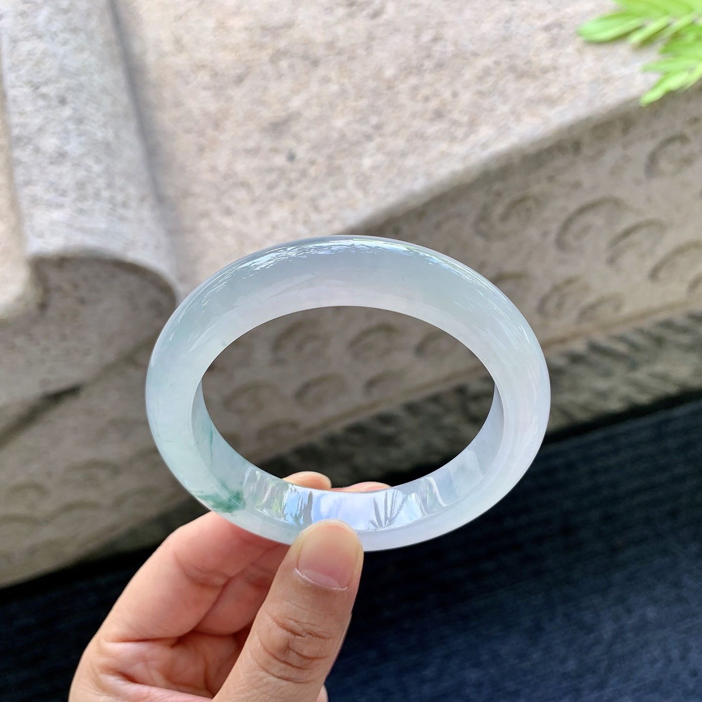 正圈55 56【圈口】56.4/12.3/9.2【编码】G6062338【描述】冰糯飘花，清透，水润，种老，细腻，无裂