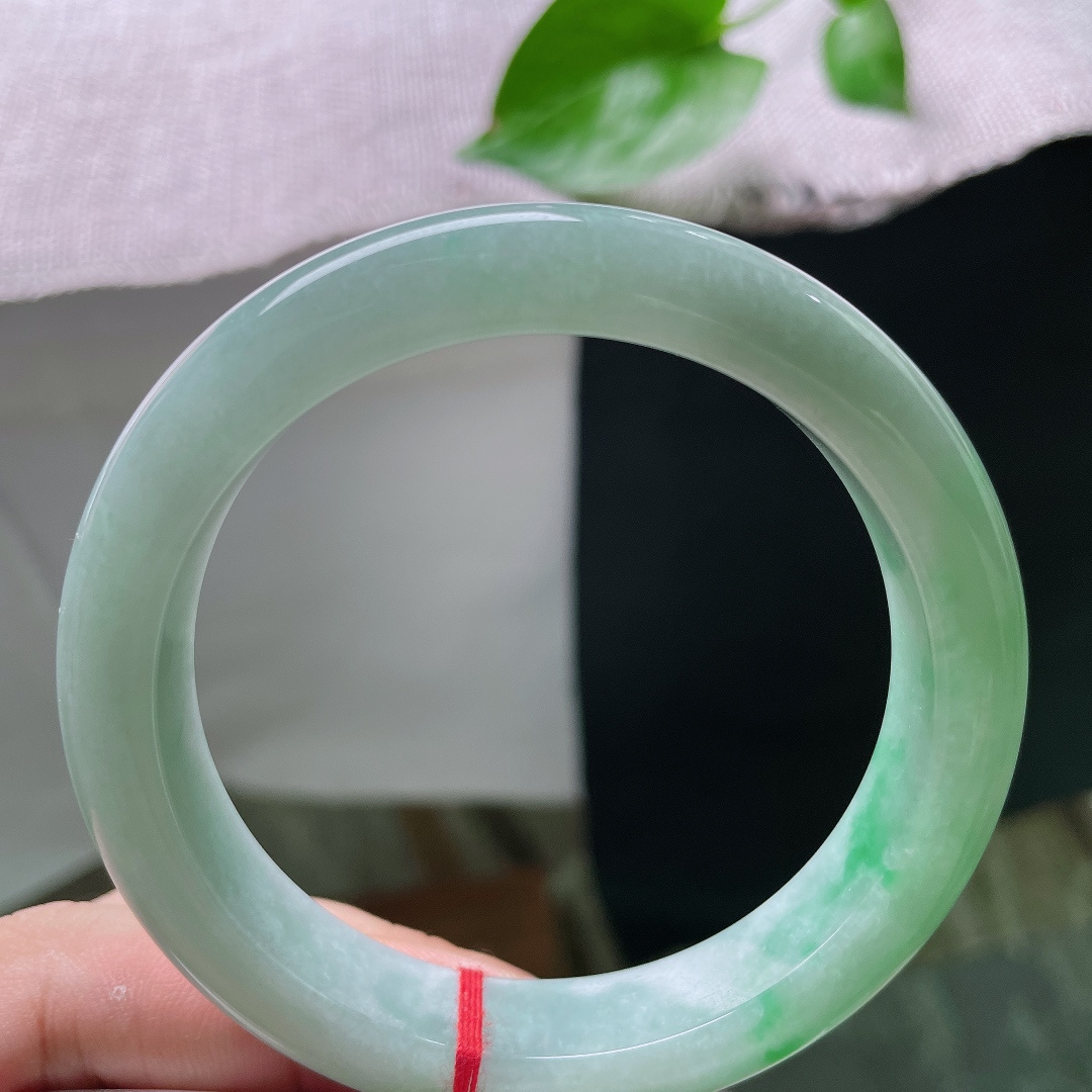 58.3/12.4/8.9飘绿正圈，细腻，一抹飘绿，腕间清润诗意，一点皮纹，ss52553a