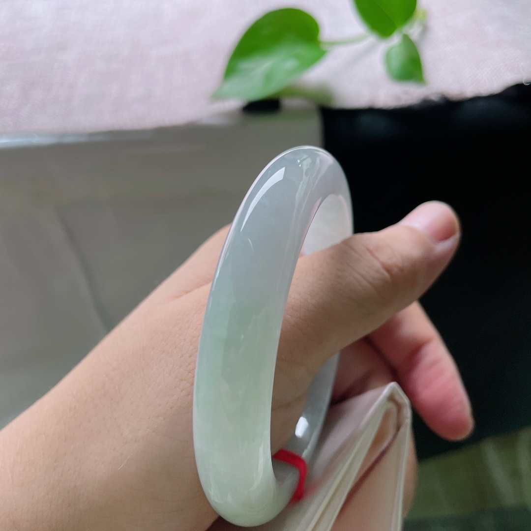 56.8/11.8/9.1淡绿底正圈，水润细腻，温润如玉，简约大方。无裂，ss50067a