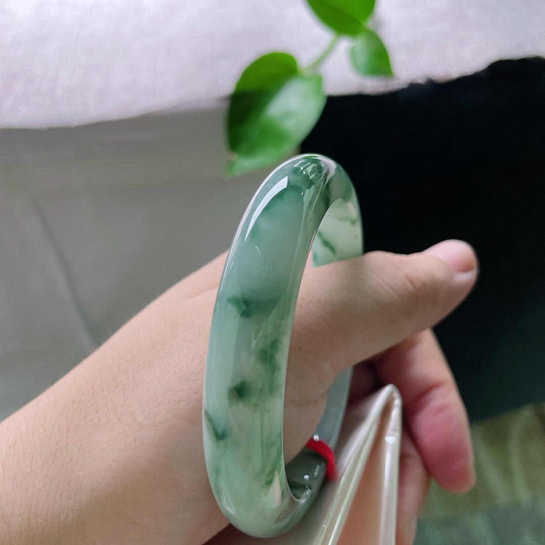 56.2/12.1/8.8，飘花正圈，细腻，水润，意境飘花，耐看永不过时 ，把山间云雾戴在手腕 ，无裂，ss53894a