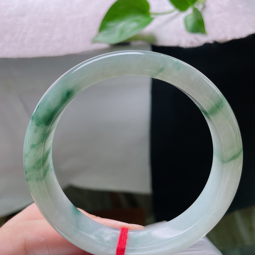 60.2/13/8.1，飘花正圈，细腻，腕间一镯，藏尽江南烟雨 ，把山水画戴在手上 ，无裂，ss54234a