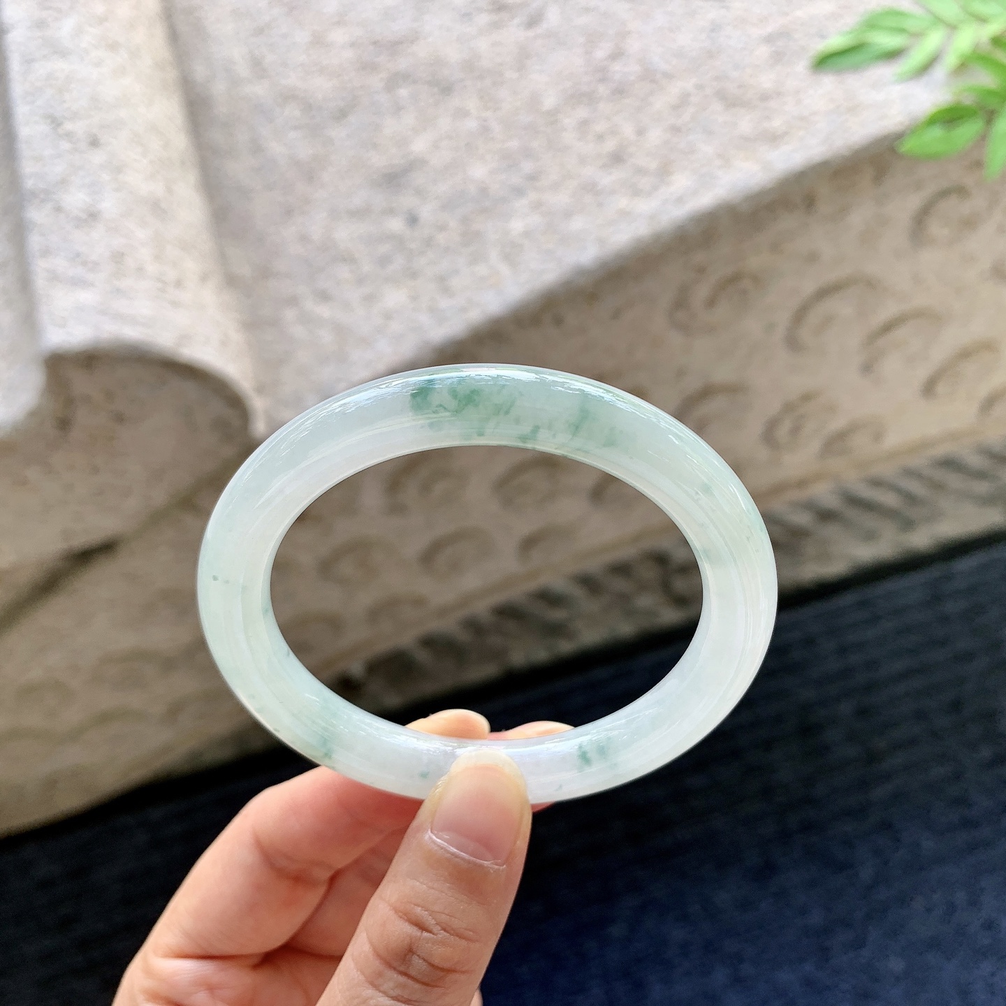 圆条52 53【圈口】53.7/8.8/8.5【编码】Q5062006【描述】糯冰飘花，水润，种老，细腻，打灯有内絮线