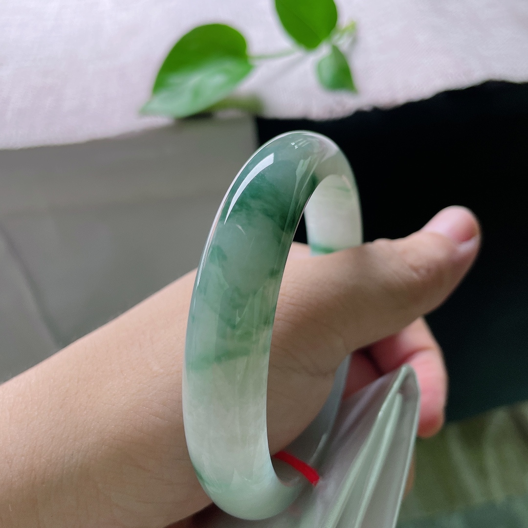 60.2/13/8.1，飘花正圈，细腻，腕间一镯，藏尽江南烟雨 ，把山水画戴在手上 ，无裂，ss54234a