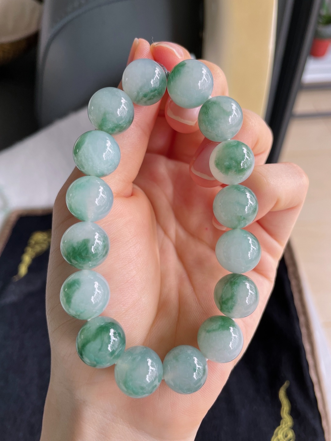 天然翡翠A货，冰飘花手串，尺寸：12.5mm。【编2848】
