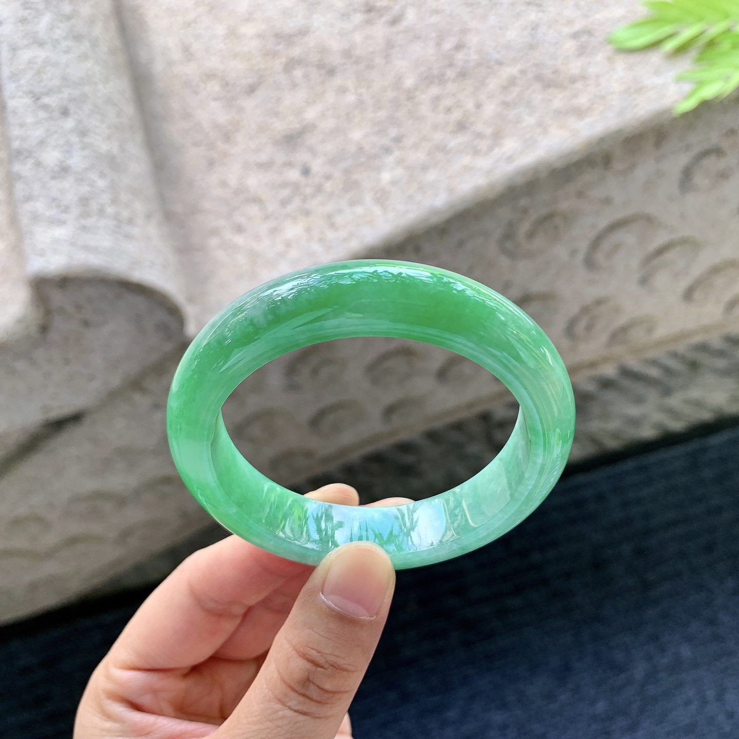 正圈 圈口52/12.6/8 编码A2062304 描述辣阳绿，水润，种老，细腻，打灯有棉纹，无碍