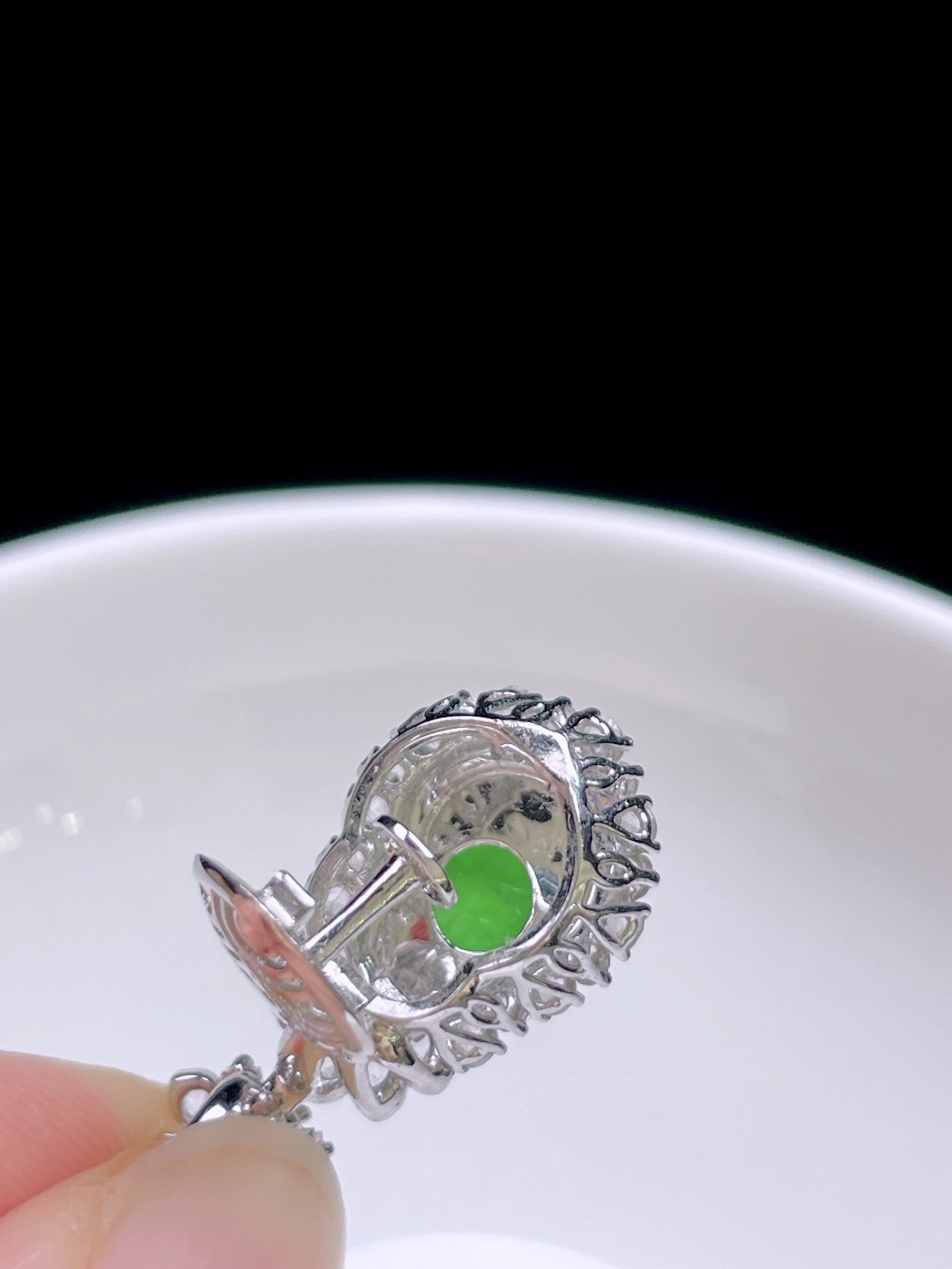 冰阳绿葫芦 色泽浓郁，种老水润，18k金镶嵌 整体：24/12/10.8 裸石：9.8/7.5