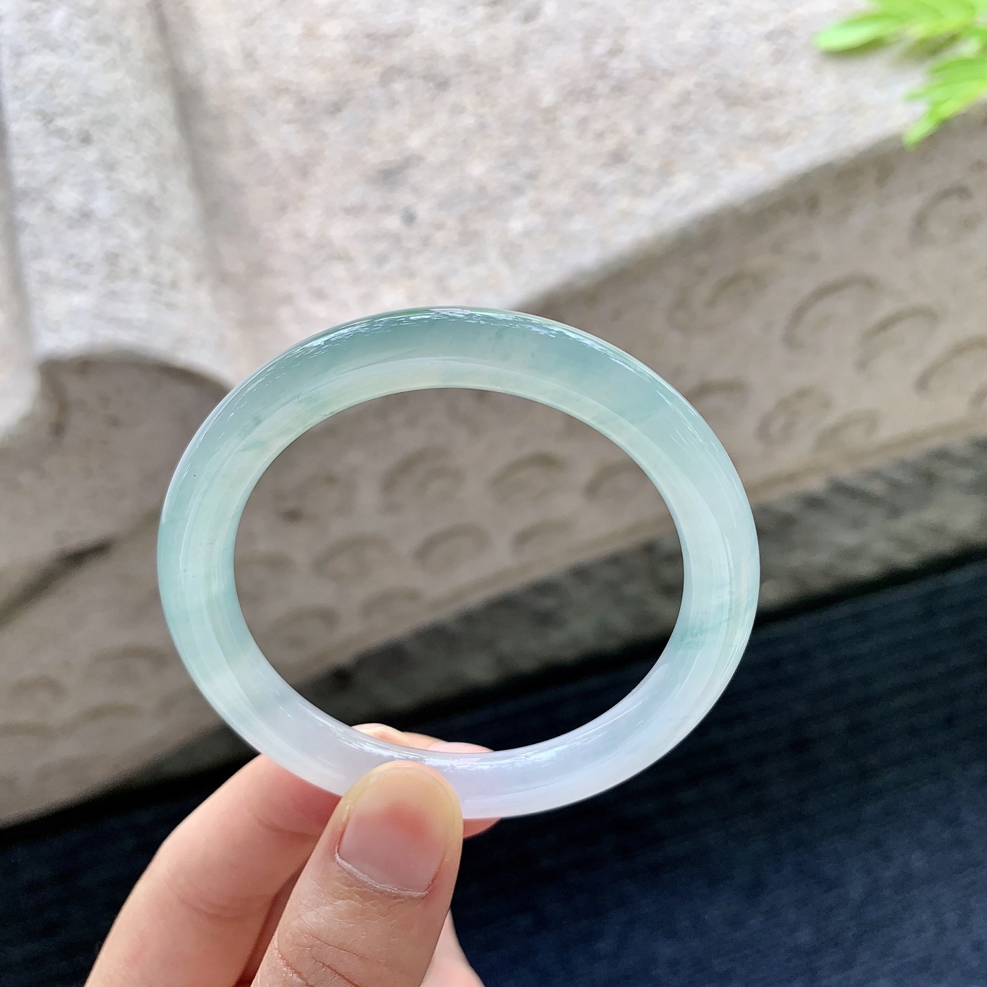 圆条51 52【圈口】52.6/8/8.2【编码】G7062324【描述】糯冰飘花，水润，种老，细腻，打灯有棉线